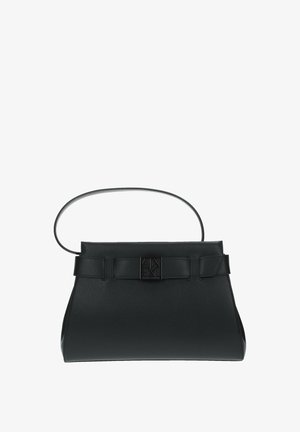 Borsa a mano in pelle nera con un design strutturato, caratterizzata da una parte superiore piatta, una base arrotondata e un accento con logo distintivo sul davanti.