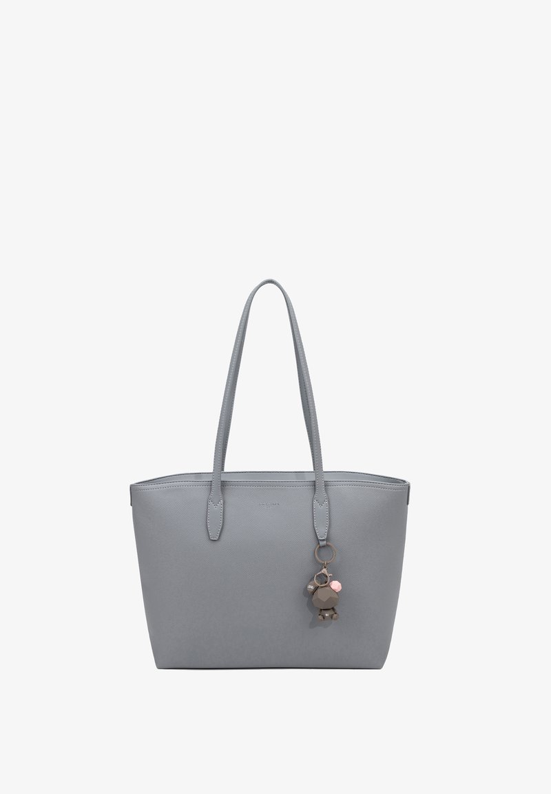 Borsa a mano grigia con manici lunghi e un piccolo portachiavi a forma di orso geometrico attaccato a un manico, su sfondo bianco.