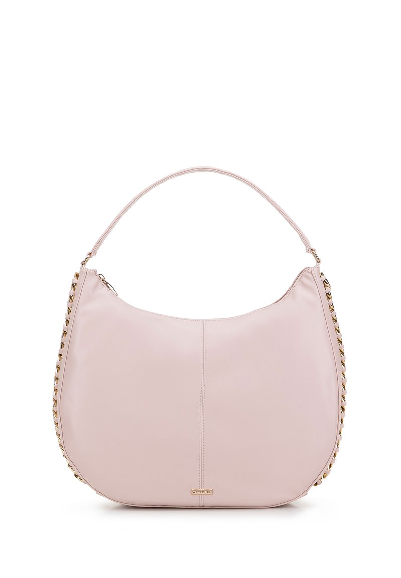 Roze leren hobo tas met een gebogen vorm, voorzien van gouden kettingaccenten aan de zijkant en een ritssluiting aan de bovenkant. Soepele textuur.