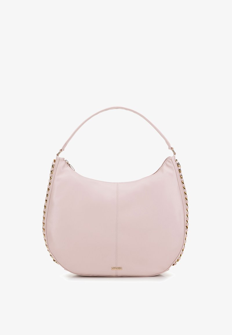 Růžová kožená hobo taška s zakřiveným tvarem, zdobená zlatými řetězovými akcenty po stranách a horním zipovým uzávěrem. Hladká textura.