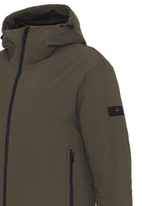 Giacca verde oliva con zip frontale, cappuccio regolabile e dettagli neri. Presenta tasche laterali e una toppa con logo sulla manica.