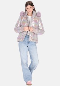 Perłowa kurtka puchowa z zamkiem błyskawicznym, miękkim fioletowym kapturem, ściągaczami na rękawach i lekkim wypełnieniem. Noszona z jasnoniebieskimi dżinsami i różowymi butami.