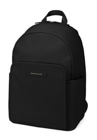 Schwarzer Rucksack mit glatter Stoffoberfläche, abgerundetem Oberteil, vorderer Reißverschlusstasche und Logo-Detail. Verfügt über verstellbare Träger und eine Seitentasche.