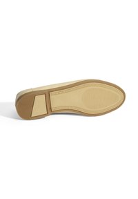 Tan sneakersole met een gestructureerd oppervlak, gemaakt van rubbermateriaal en een subtiel visgraatpatroon voor grip. Flat heel ontwerp.
