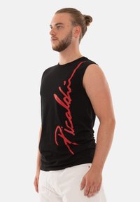 Schwarzes ärmelloses T-Shirt mit einem roten stilisierten Logodesign, aus Baumwolle gefertigt, mit einer schmalen Passform und einer glatten Textur.