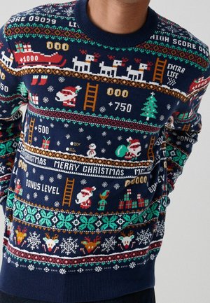Granatowy sweter świąteczny z pikselowymi Mikołajami, reniferami, prezentami, drabinami, płatkami śniegu oraz punktacjami i frazami w stylu gier wideo.