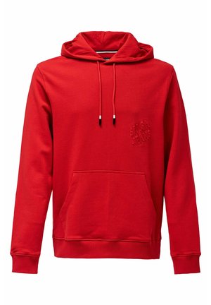 Crvena dukserica od mekog materijala, s prednjim džepom, špagicama na kapuljači i malim utisnutim logotipom na grudima.