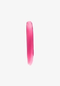 Traînée de peinture rose vif sur un fond blanc, avec une texture lisse et brillante, présentant un dégradé de l'opaque au translucide.