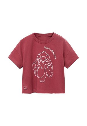 Chemise rouge à manches courtes avec un personnage de dessin animé blanc et le texte "Agir avec amour" en arc au-dessus du personnage.