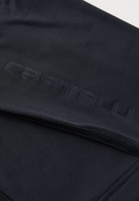 Svart tygpung med en slät yta, med präglad "Castelli"-logotyp och dragkedja längs kanten.