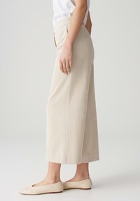 OPUS HIGH RISE CROPPED WIDE FIT - Pantaloni - natural glaze