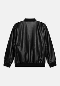 Veste bomber en cuir noir avec une texture lisse, col et poignets côtelés ; dispose d'une taille élastique ; vue arrière montrant un design sans couture.
