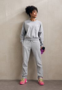 adidas Sportswear ESSENTIALS SMALL LOGO FEEL COZY OPEN HEM PANT - Calças de fato de treino - medium grey heather