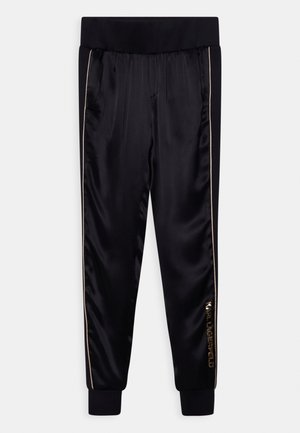 Czarne satynowe dresy z matową talią, złotymi paskami po bokach i detalem z logo, z prążkowanymi mankietami i gładką fakturą.