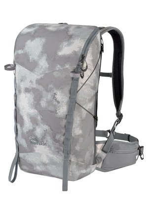 Sac à dos camouflage gris au design épuré, doté d'un tissu texturé, de sangles réglables et d'une poche latérale pour le rangement.