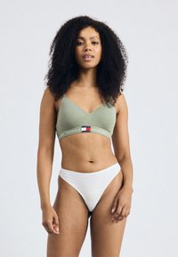 Groene katoen bralette met een V-hals en een witte logoband; gecombineerd met witte hoge taille slips. Gladde textuur, minimalistisch ontwerp.