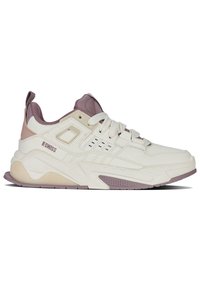 Zapatilla atlética blanca y malva con paneles texturizados, diseño de cordones, cuello acolchado y suela de goma. Presenta una marca en el costado.