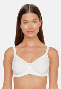 Weißer BH aus glattem Stoff, mit Bügelunterstützung, verstellbaren Trägern und einem kleinen metallischen Verschluss in der Mitte vorne.