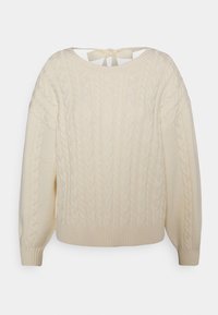 Pull en maille torsadée couleur crème avec un col large, des manches longues et un détail à nouer dans le dos. Ourlet et poignets côtelés. Texture douce.
