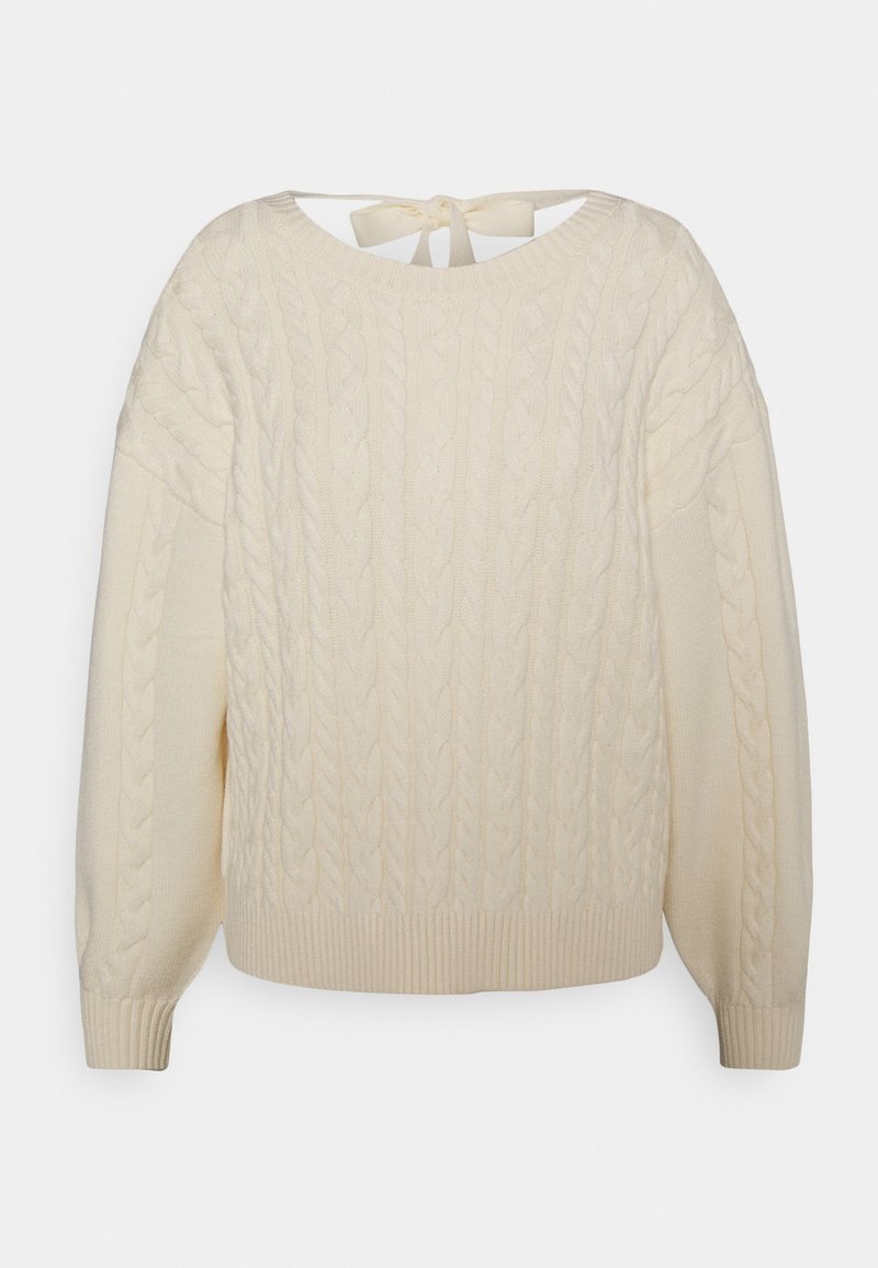 Pull en maille torsadée couleur crème avec un col large, des manches longues et un détail à nouer dans le dos. Ourlet et poignets côtelés. Texture douce.
