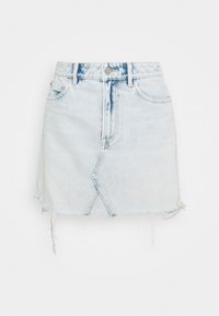 Ljusblå denimkjol med fransad fåll, detaljer med framfickor och en unik korssömsdesign. Materialet är mjukt och något distresserat.