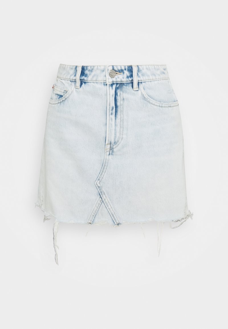 Ljusblå denimkjol med fransad fåll, detaljer med framfickor och en unik korssömsdesign. Materialet är mjukt och något distresserat.