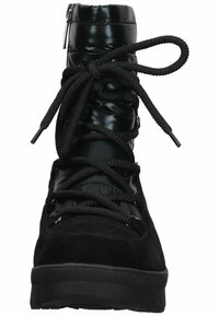 Botín negro de tobillo hecho de un material brillante con punta de ante texturizado, que presenta gruesos cordones negros y un cierre de cremallera en el lateral.