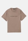 EMBOSS SHADOW LOGO TEE - T-shirts - chestnut