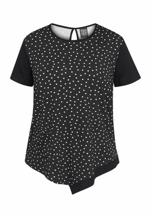 Fekete, rövid ujjú póló, fehér pöttyökkel, aszimmetrikus szegéllyel, kerek nyakkivágással, és egy kis hátul lévő kulcslyuk részlettel, valamint zsebbel.