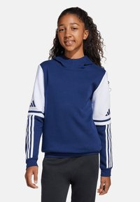 Sweat à capuche bleu avec des manches blanches, présentant des accents à trois bandes sur les bras et une coupe ajustée. Matériau doux, design pratique.