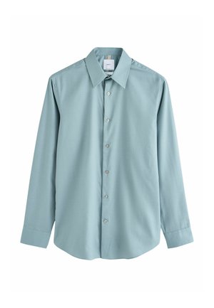 Langærmet, lyseblå herreskjorte med knapper, spidst krave og knappede manchetter, vist fladt på hvid baggrund.