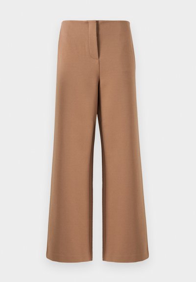 Brune vide benbukser laget av mykt, glatt stoff, med en glidelås bak og rene, rette linjer. Ingen lommer eller synlige sømmer.