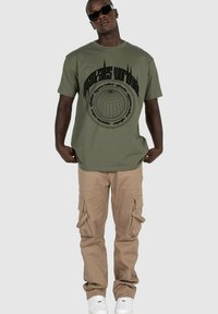 MJ Gonzales MÄNNER WORLDWIDE X HEAVY OVERSIZED - Nyomott mintás póló - olive