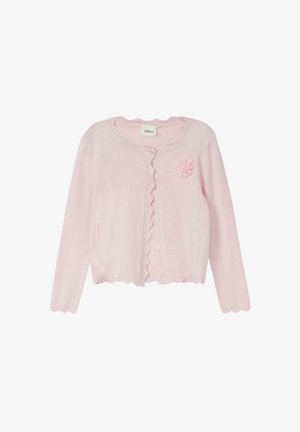 Hellrosa Strickjacke mit langen Ärmeln, gewellten Kanten, Knöpfen vorne und einer Stoffblumendekoration auf der linken Brust.