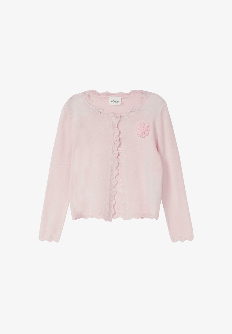 Cárdigan de manga larga color rosa claro con bordes ondulados, botones delanteros y una decoración de flor de tela en el pecho izquierdo.