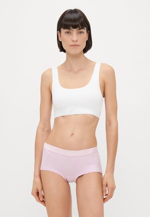 Biała braletka z szerokimi ramiączkami i logowaną taśmą. Jasnopurpurowe bokserki z kontrastującą logowaną taśmą w pasie. Gładki materiał i dopasowany krój.