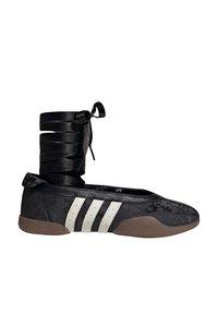 Μπαλαρίνα από μαύρο ύφασμα με λουλουδάτη υφή, λευκή σχεδίαση με τρεις ρίγες και ψηλό κορδελάκι που τυλίγεται γύρω από τον αστράγαλο. Εφαρμοστό λάστιχο.