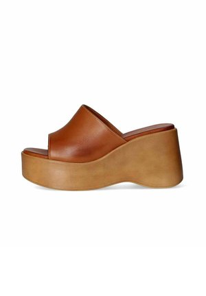 Sandalo a piattaforma in pelle marrone con una finitura liscia e una forma arrotondata, dotato di una fascia ampia e di una suola spessa e sagomata.
