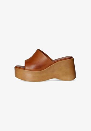 Sandalo a piattaforma in pelle marrone con una finitura liscia e una forma arrotondata, dotato di una fascia ampia e di una suola spessa e sagomata.