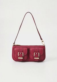 Mala de mão em couro vermelho com dois bolsos frontais com fivelas douradas. Alça fina e fecho de correr no topo. Superfície texturada.