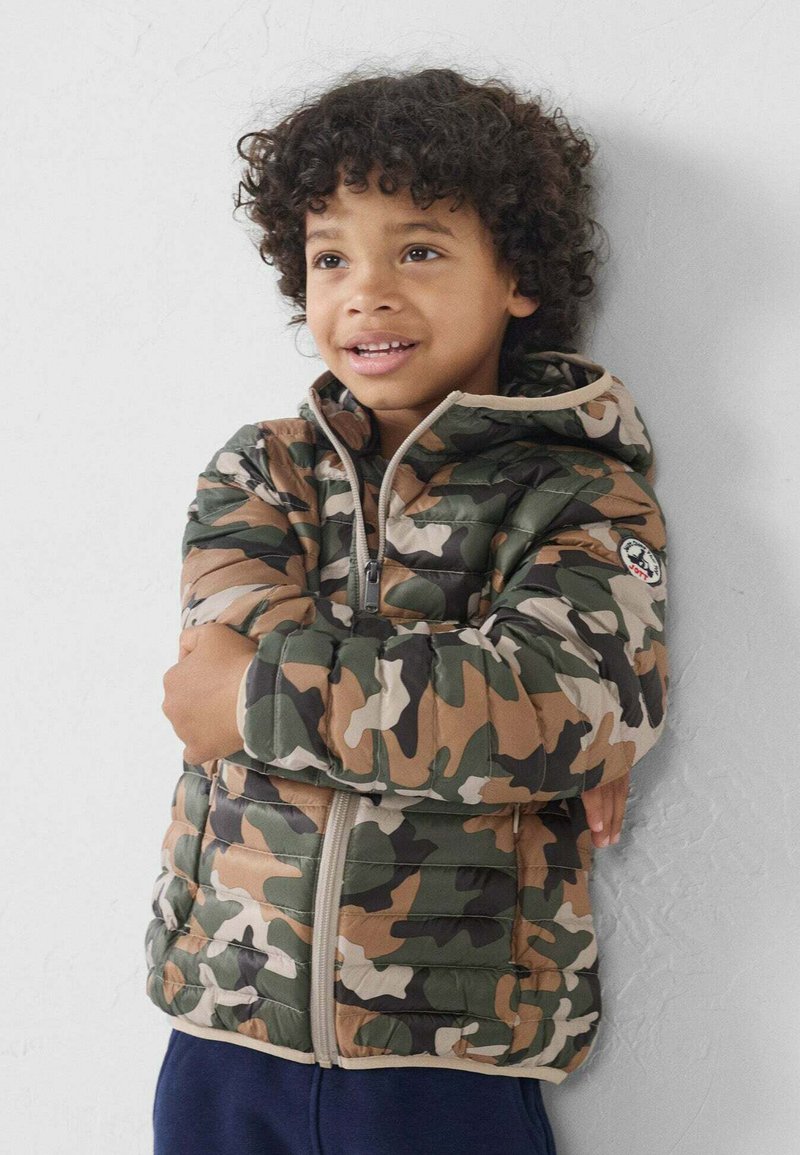 Camouflage gewatteerd jack in groen, beige en bruin met een rits aan de voorkant en een capuchon. Heeft een doorgestikte textuur en een logopatch op de mouw.