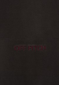 Zwarte fleece kleding met een gladde textuur, voorzien van de bordeauxrode borduursel "OFF PITCH". Het ontwerp heeft een horizontale naaddetails.