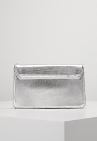 Srebrna metaliczna torebka kopertówka o gładkiej fakturze, prostokątnym kształcie, z klapką i subtelnymi detalami haftu.