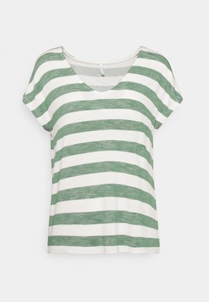 Weißes Kurzarmhemd mit breiten grünen horizontalen Streifen und V-Ausschnitt, dargestellt auf einem schlichten hellen Hintergrund.