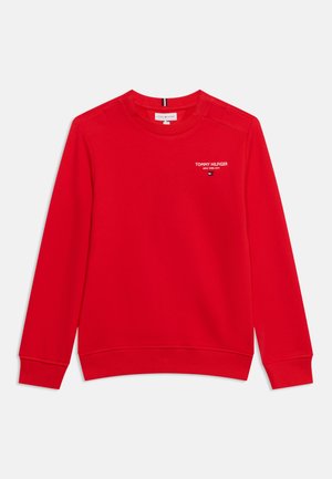 Sweat-shirt rouge à manches longues avec col rond, petit logo blanc Tommy Hilfiger et texte New York City sur la partie supérieure gauche de la poitrine.