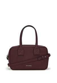 Sac en cuir bordeaux avec deux poignées et une bandoulière amovible. Fini texturé, forme rectangulaire et accents triangulaires près des poignées.