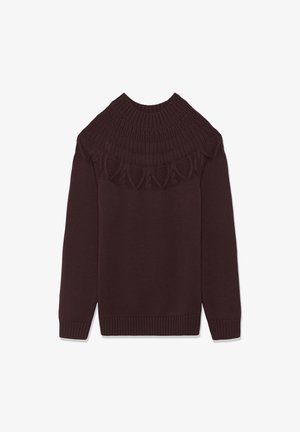 Bordeaux gebreide trui met een hoge, geribbelde hals, voorzien van een textuurdetail rondom de schouders en lange mouwen. Gladde stofafwerking.