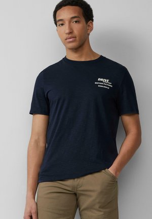 Marineblauw T-shirt met korte mouwen, gemaakt van zachte stof, met een wit bedrukt logo op de linkerkant van de borst. Ronde hals en een ontspannen pasvorm.