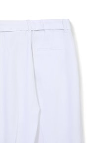 Pantaloni bianchi con una texture liscia, design sartoriale, passanti per la cintura e una singola tasca posteriore. Il tessuto appare leggero e rigido.