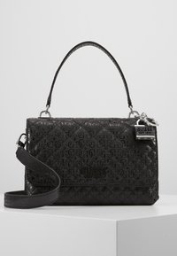 Borsa a tracolla nera trapuntata con superficie testurizzata, dotata di manico corto, tracolla staccabile e dettagli in metallo argentato con logo.